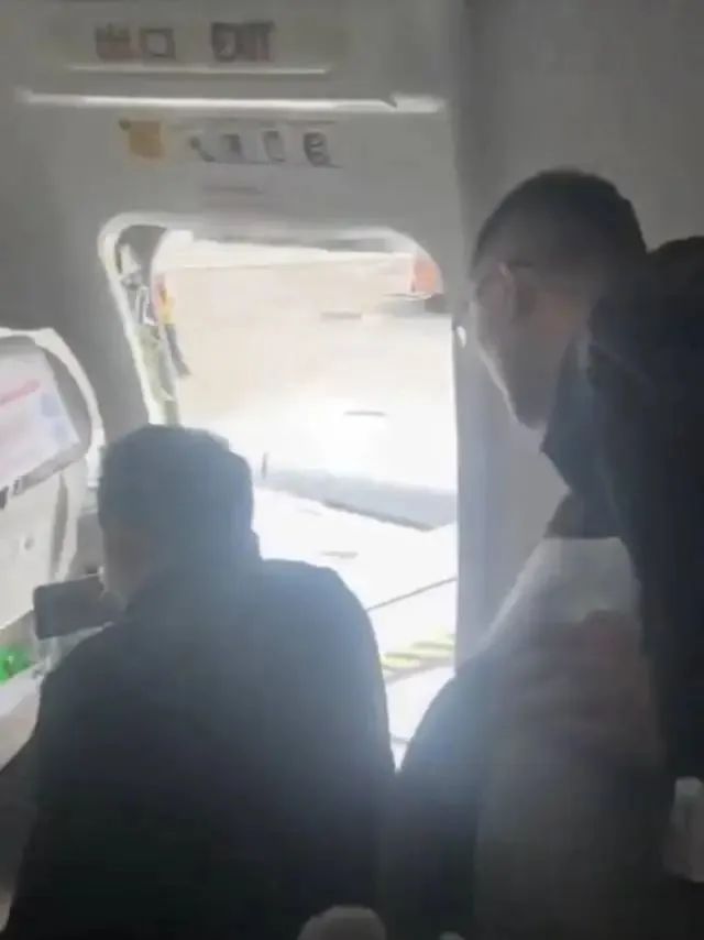 管住手！男子擅开飞机舱门已被警方带走